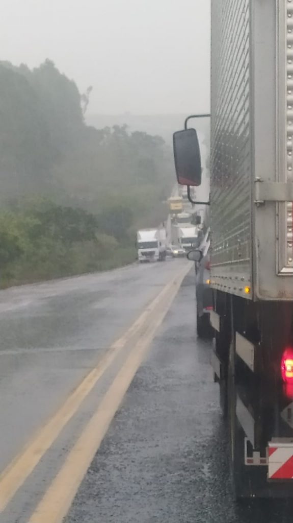acidente br-262 caminhões pendurados araxá