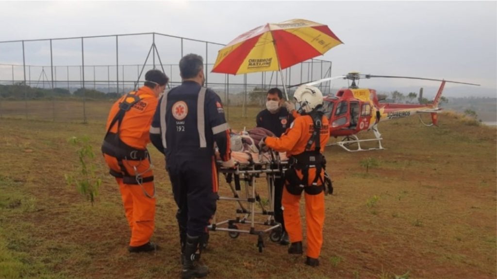 Bombeiros e samu transportam criança