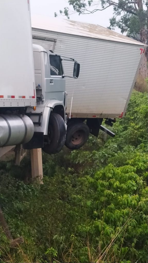 caminhões pendurados acidente br-262 araxá