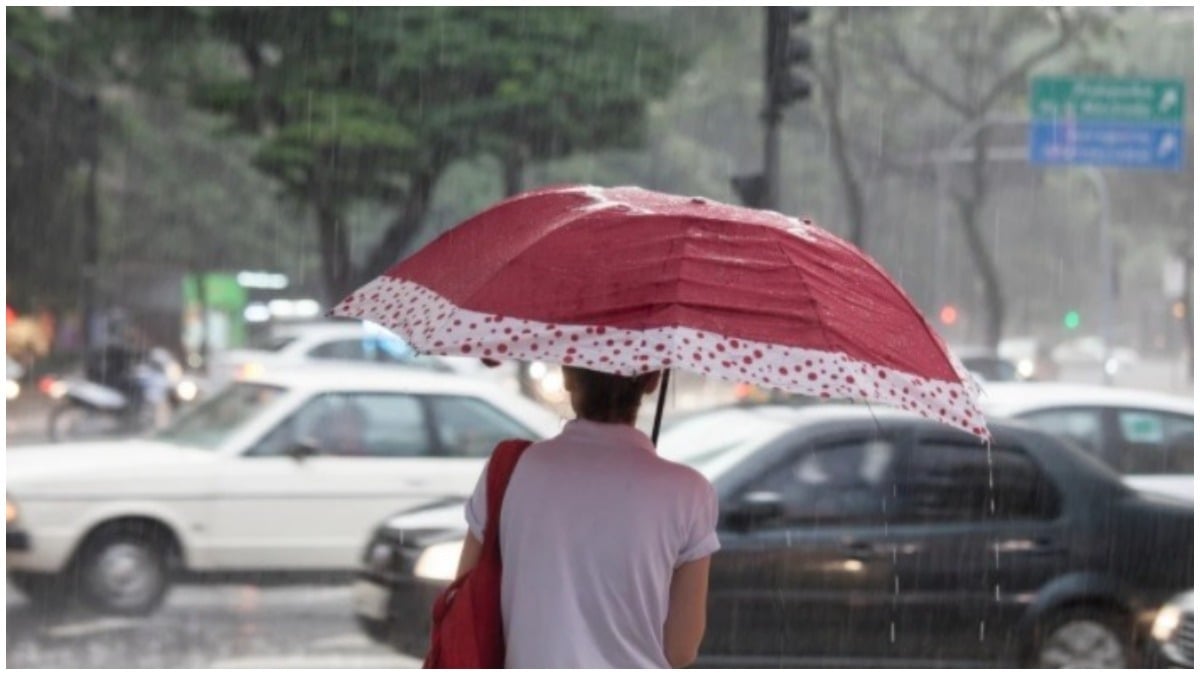 mulher segura sombrinha na chuva bh