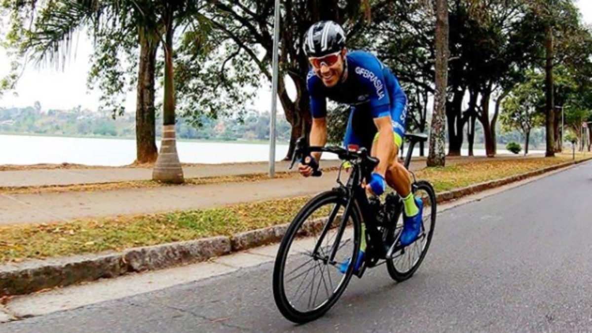 Ciclista Ricardo Alcici pedala na orla da Lagoa da Pampulha