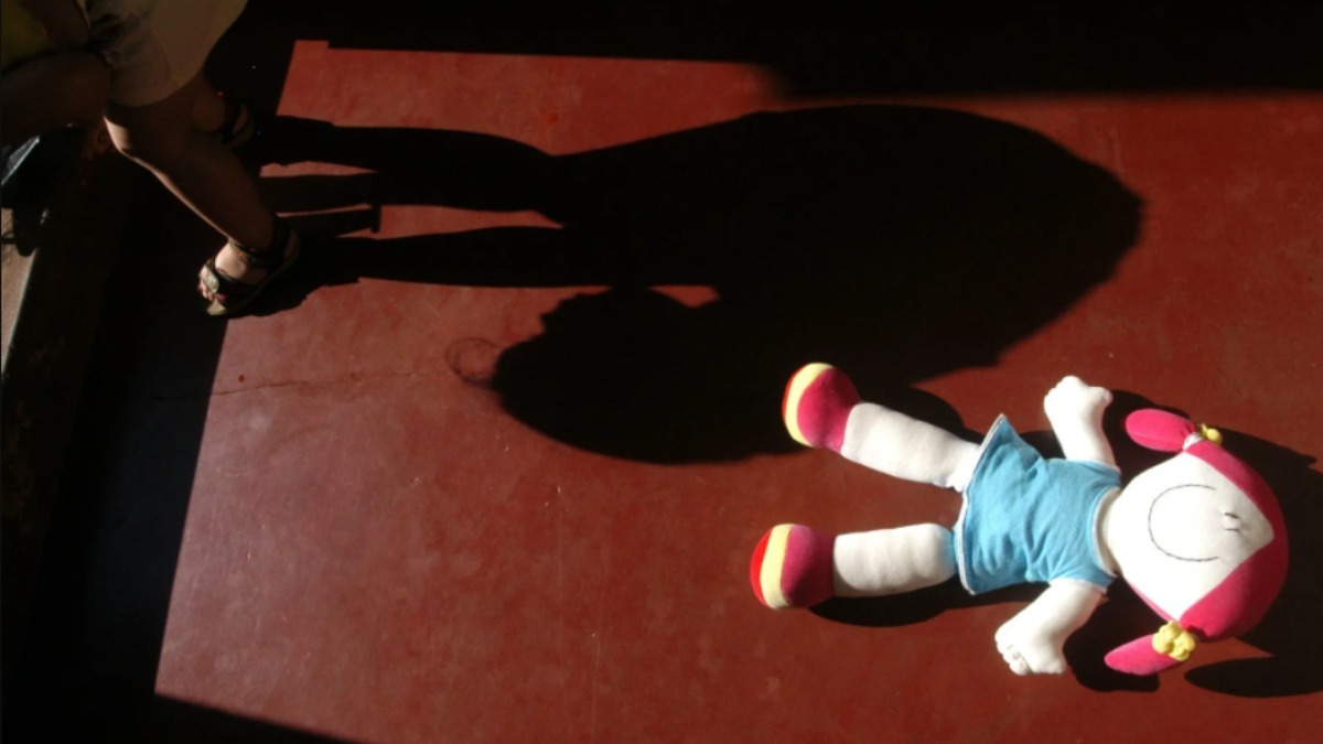Imagem ilustrativa de boneca no chão