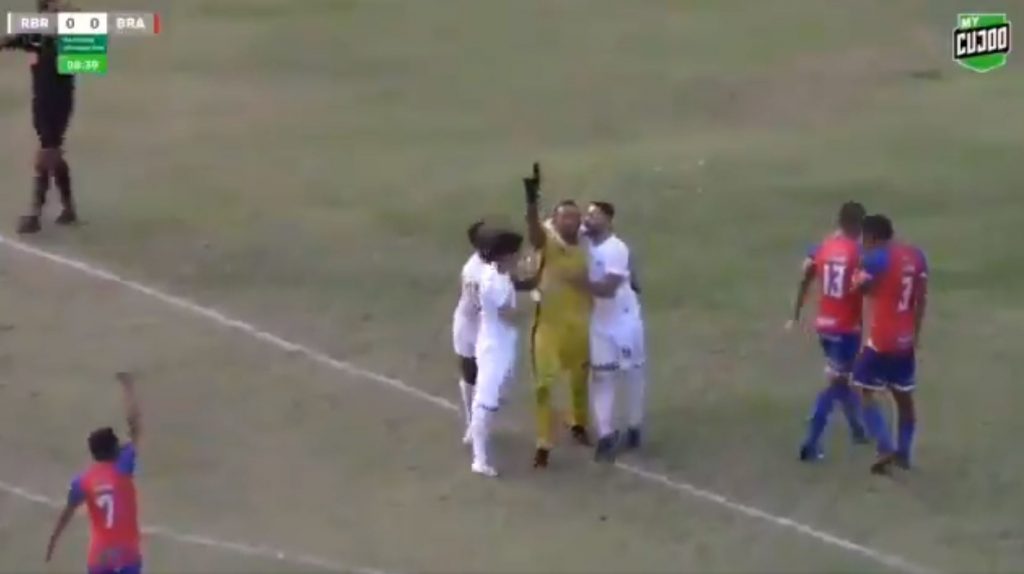goleiro bruno comemora gol série d rio branco