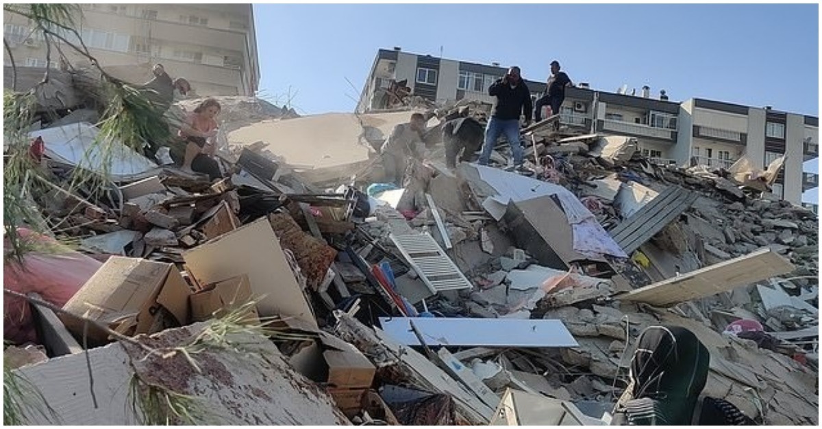 destroços após terremoto mar egeu