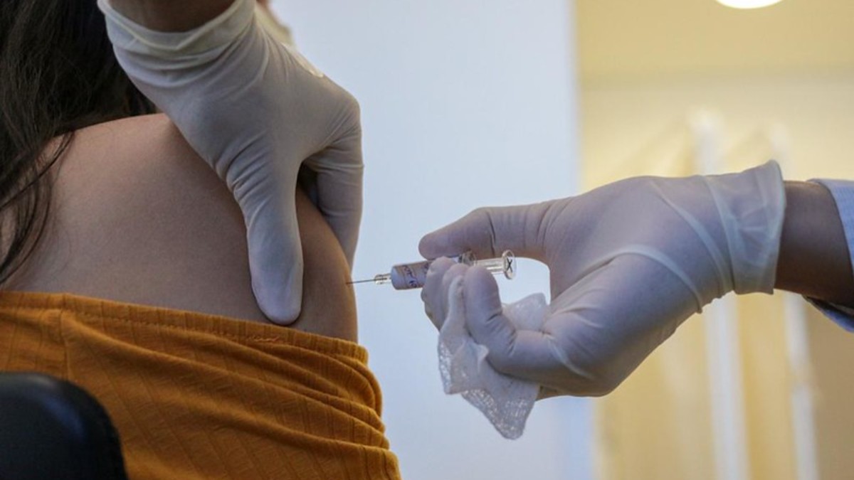 Aplicação de vacina testada contra Covid-19