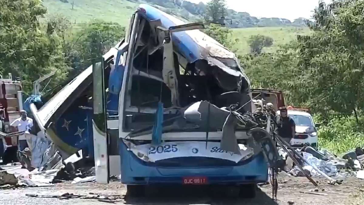 acidente ônibus caminhão mortos taguaí são paulo