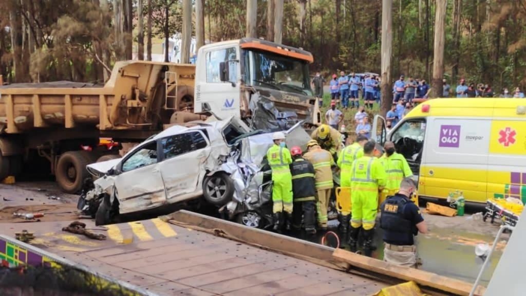 Carros esmagados e equipe de socorro