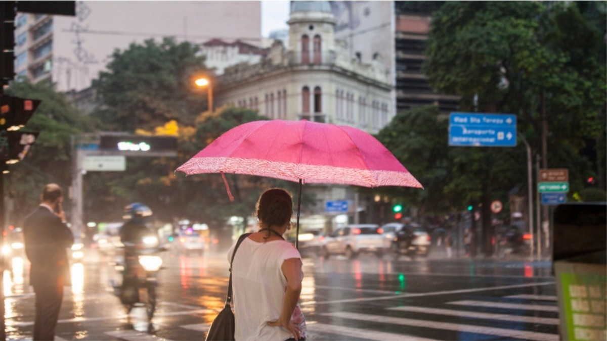 Pedestre com guarda-chuva em BH