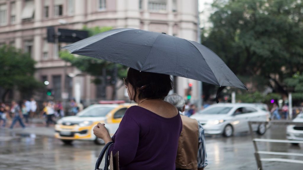 chuva centro bh mulher com sombrinha