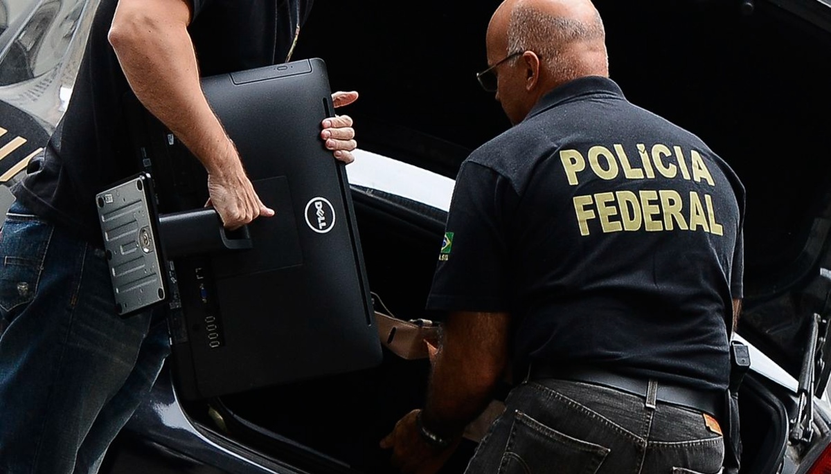 policial federal realiza apreensão computador