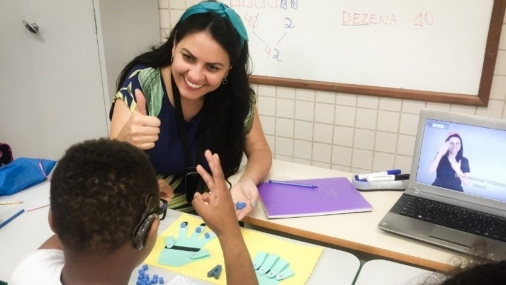 professora dando aula em libras