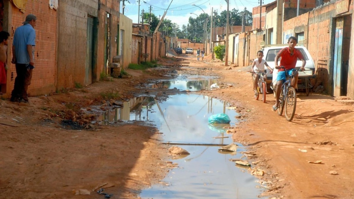 saneamento básico rua sem asfalto