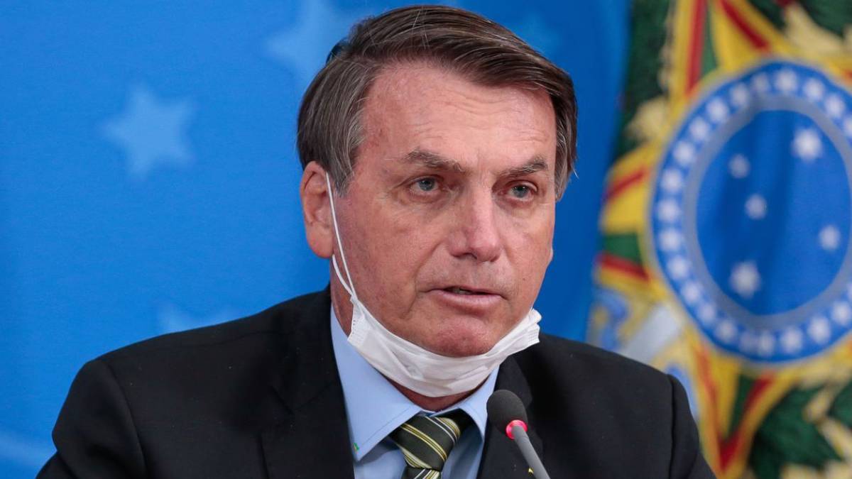 bolsonaro presidente brasil mascara queixo