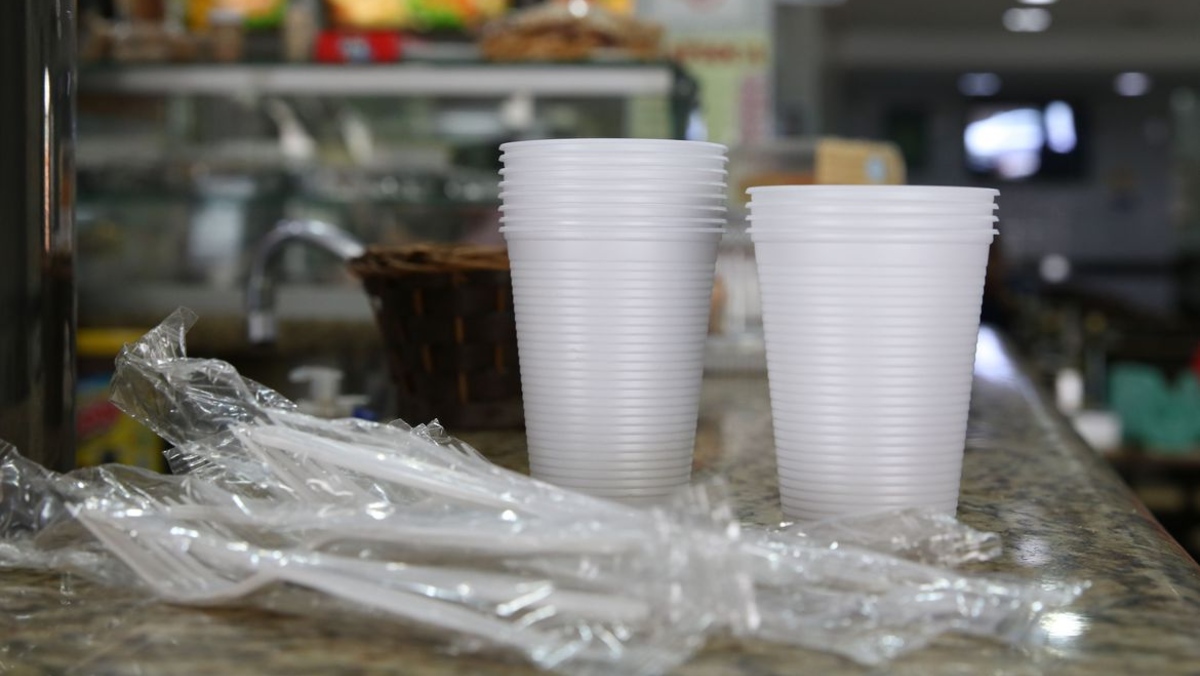 copos e talheres de plástico