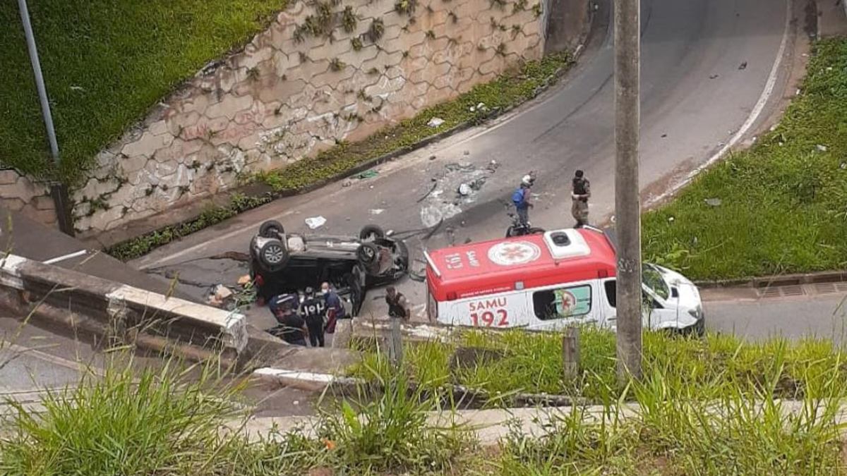 Carro despenca de viaduto