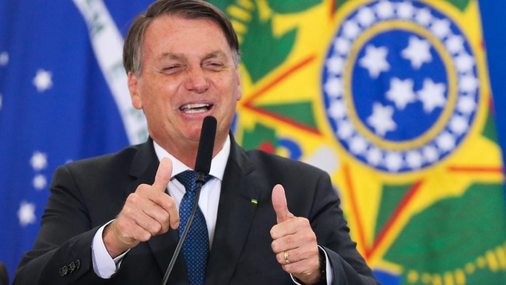 Bolsonaro critica Facebook, fala em tributar redes sociais e diz que 'o