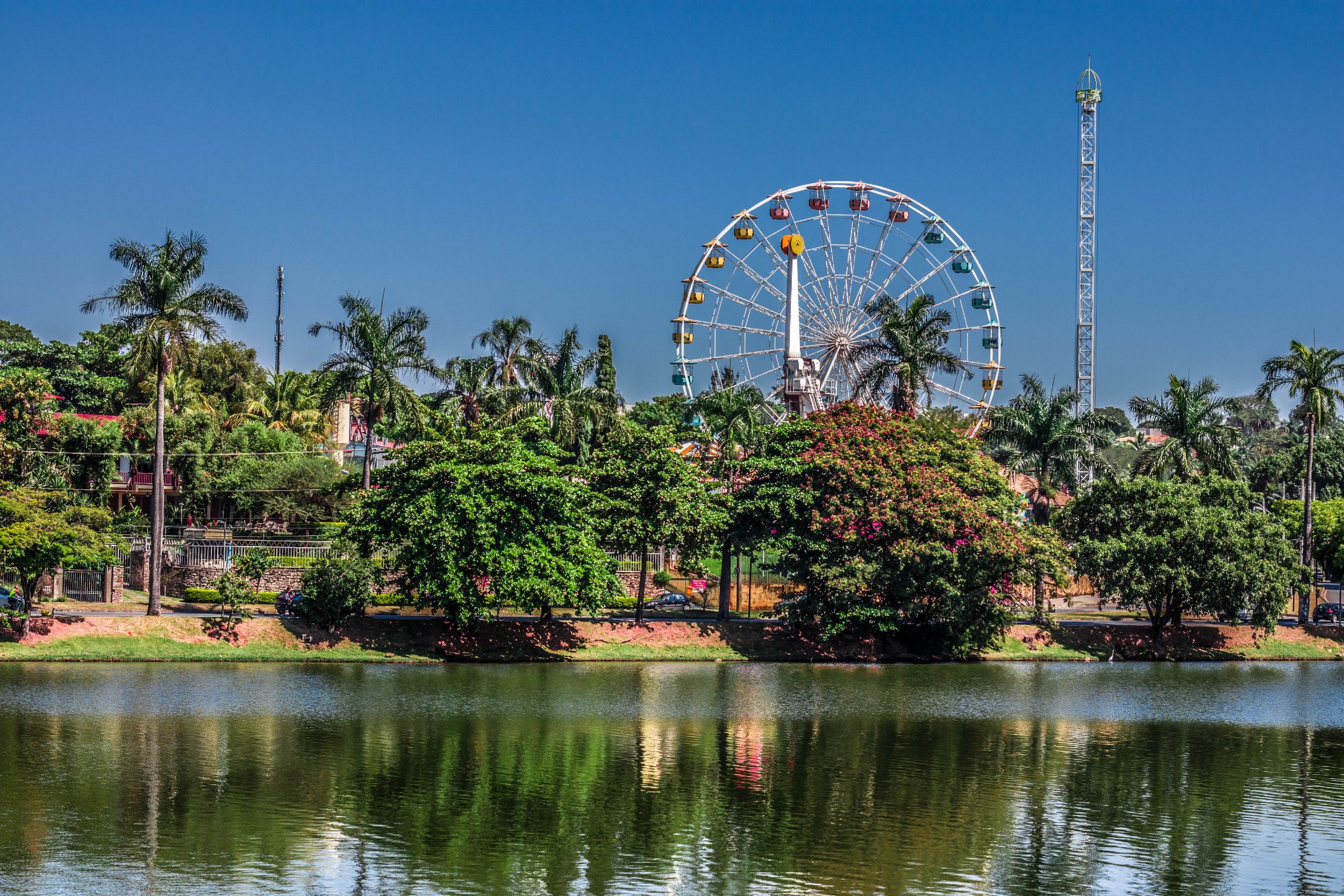 Atrações do Parque Guanabara compõem a vista da Lagoa da Pampulha