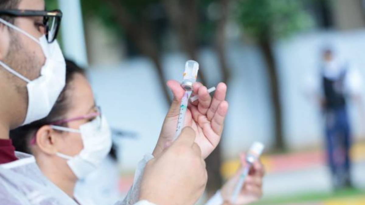 vacina covid seringa aplicação