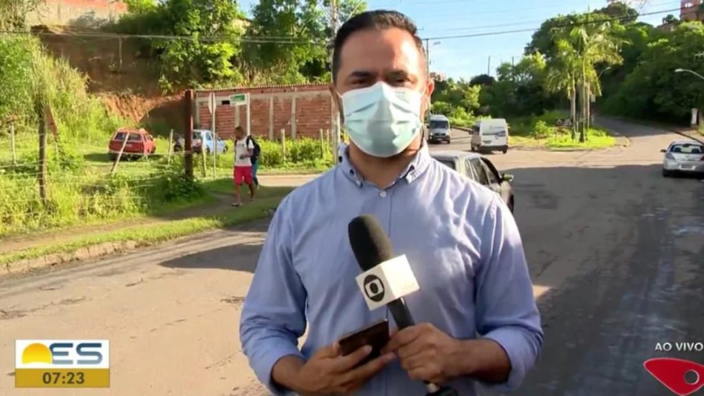 Repórter ameaçado ao vivo
