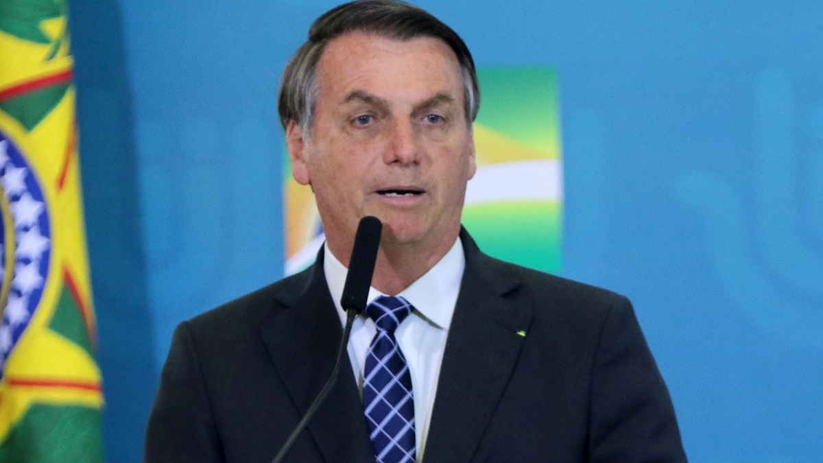 bolsonaro presidente brasil discurso microfone