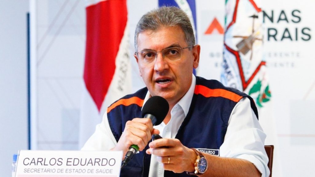 Secretário Carlos Eduardo Amaral dando entrevista