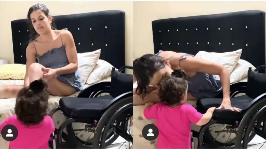 Filha ajuda mãe paraplégica