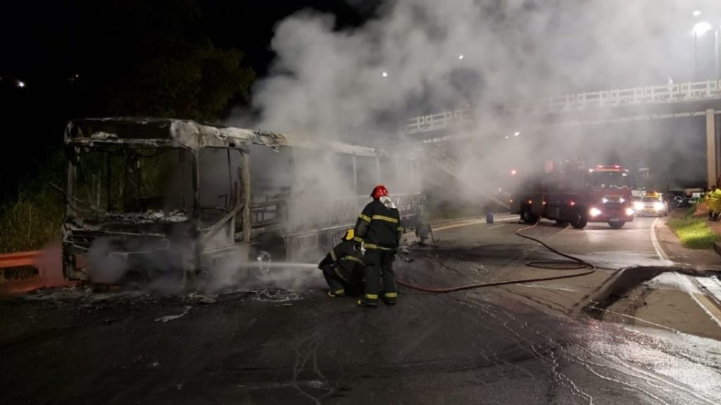 Ônibus completamente destruído após incêndio