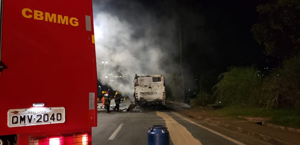 ônibus destruído fogo anel rodoviário