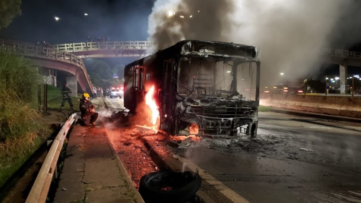 Bombeiros apagando fogo em ônibus no Anel Rodoviário