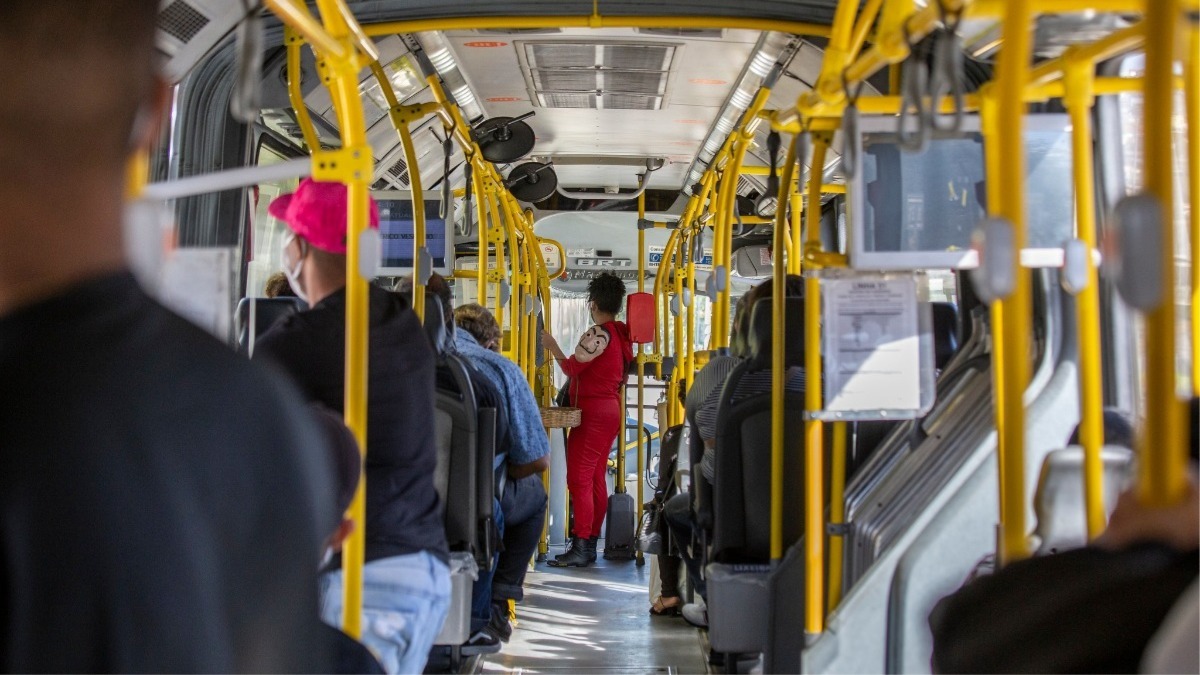 Ônibus com passageiros em pé e sentados