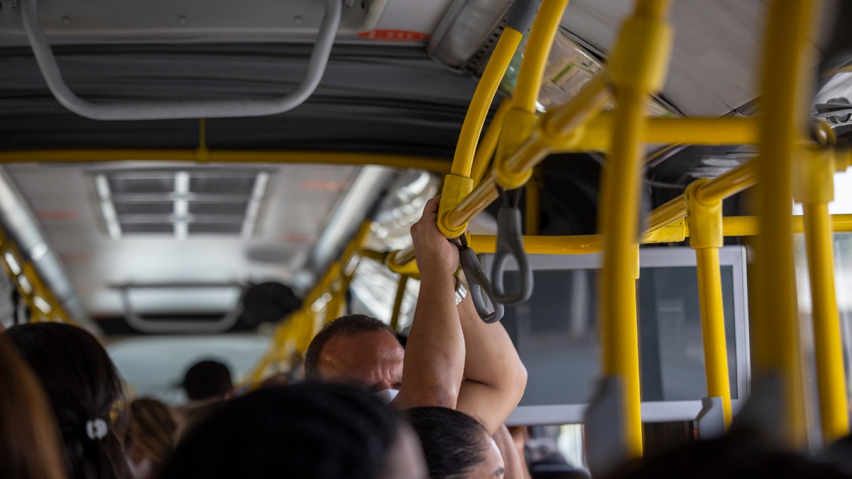 passageiros dentro de ônibus