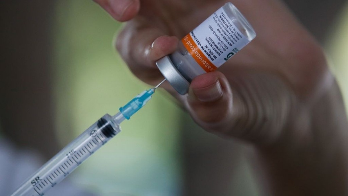 seringa com vacina contra covid-19