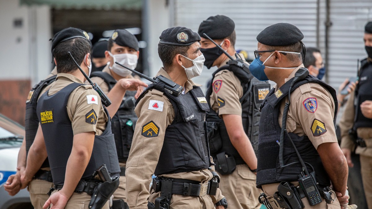 policiais militares com máscara em BH