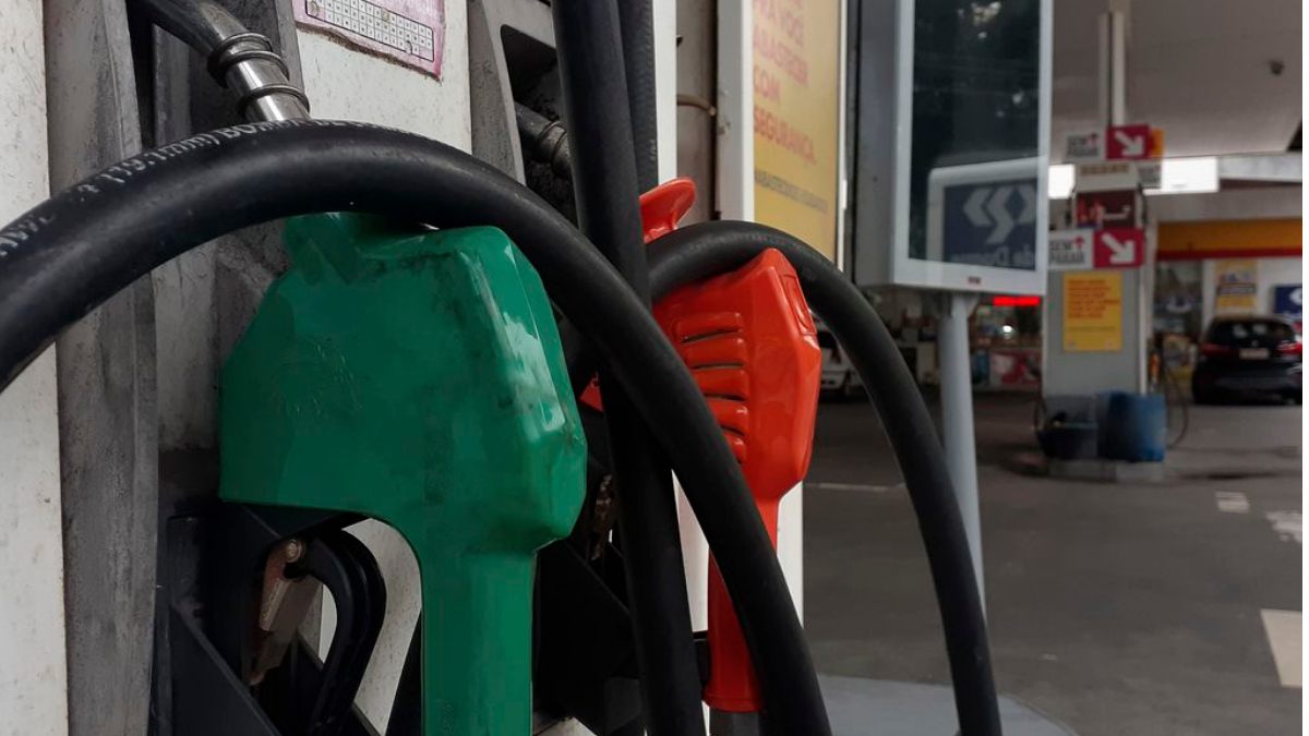 mangueiras de posto de gasolina dentro da bomba