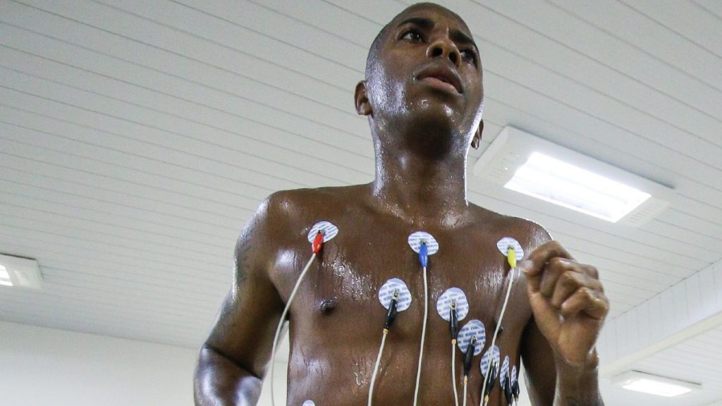 robinho fazendo bateria de exames físicos