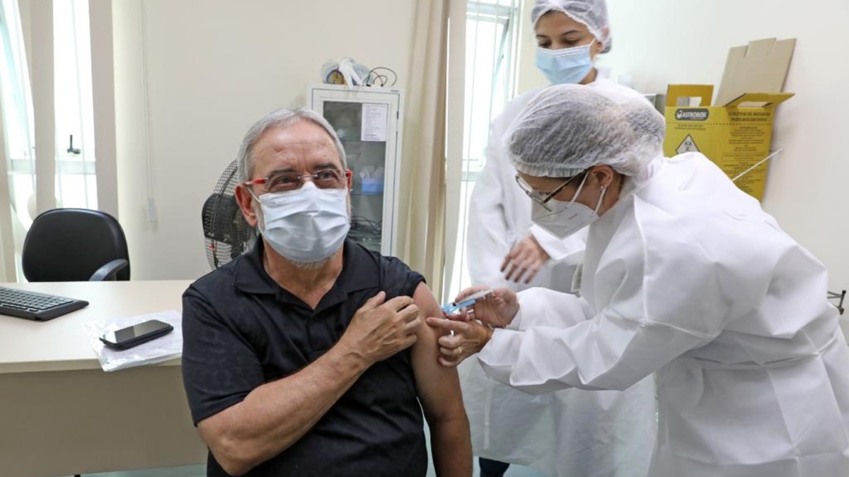 secretário de saúde de bh jackson machado é vacinado covid