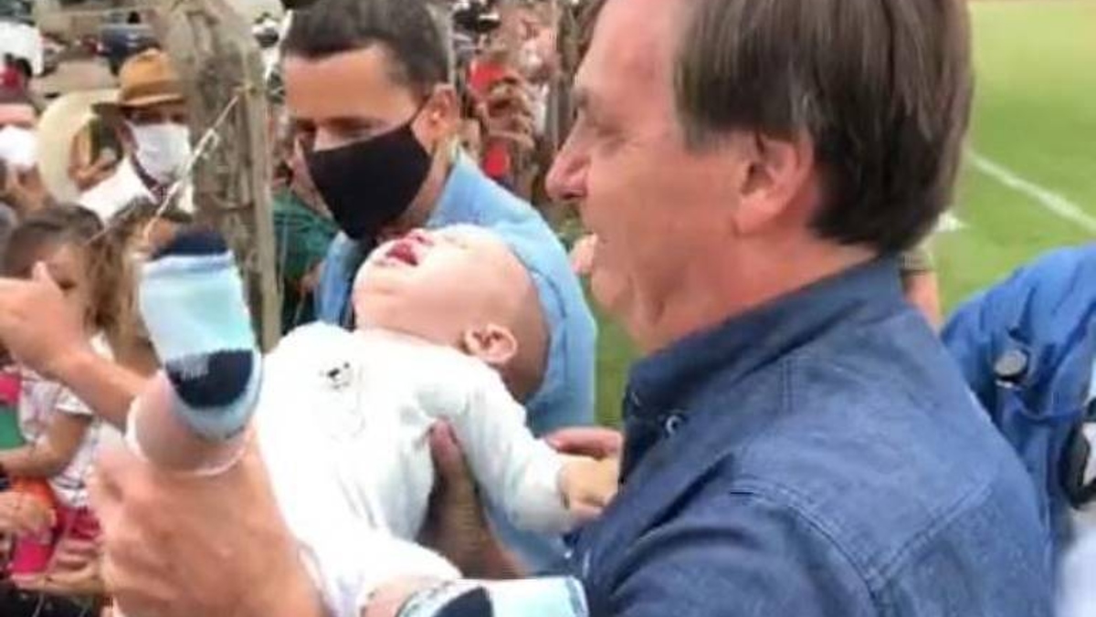 bolsonaro com bebê sem máscara provoca aglomeração