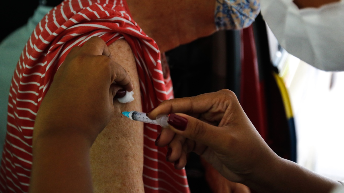 idoso vacinando contra covid-19 no rio de janeiro