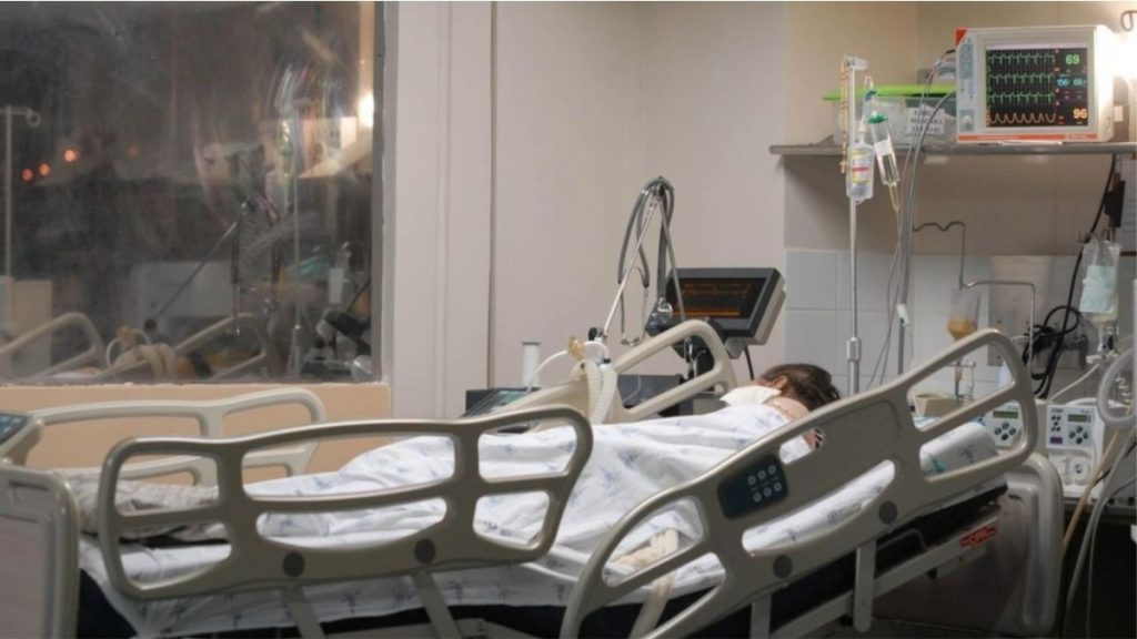 Paciente internado em leito de hospital