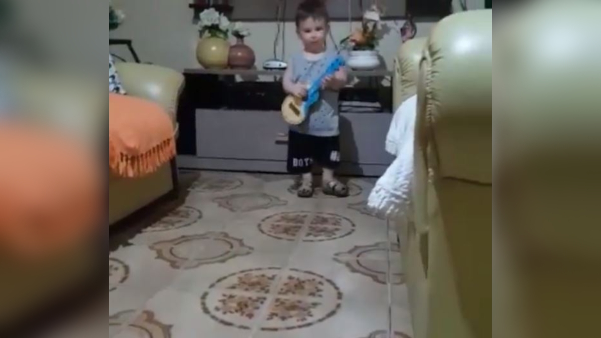 menino henry borel com guitarra
