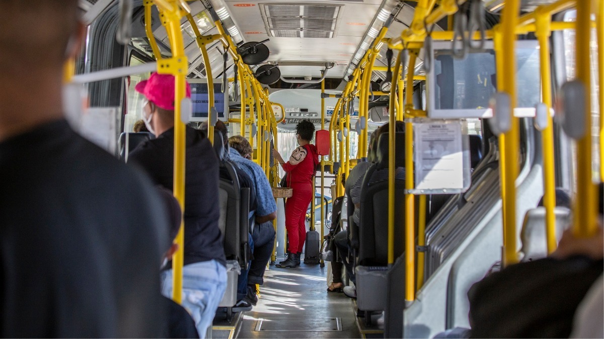 Passageiros no corredor do Move