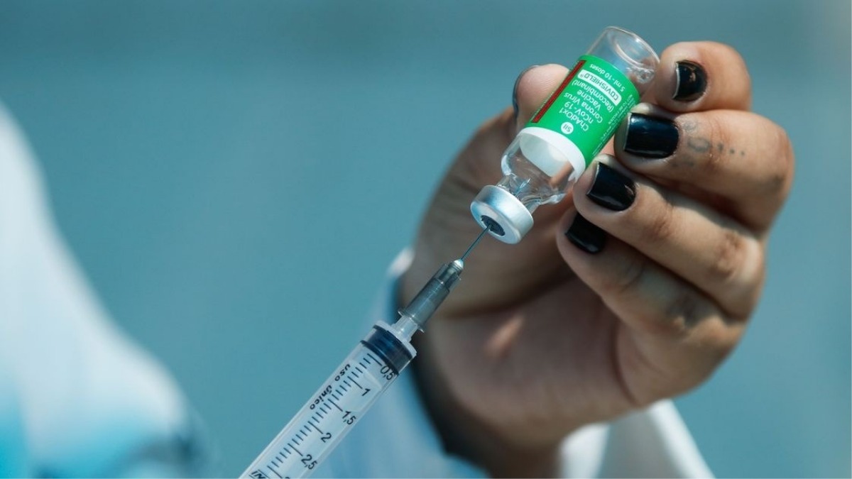 Profissional da saúde preparando para aplicar vacina contra a Covid