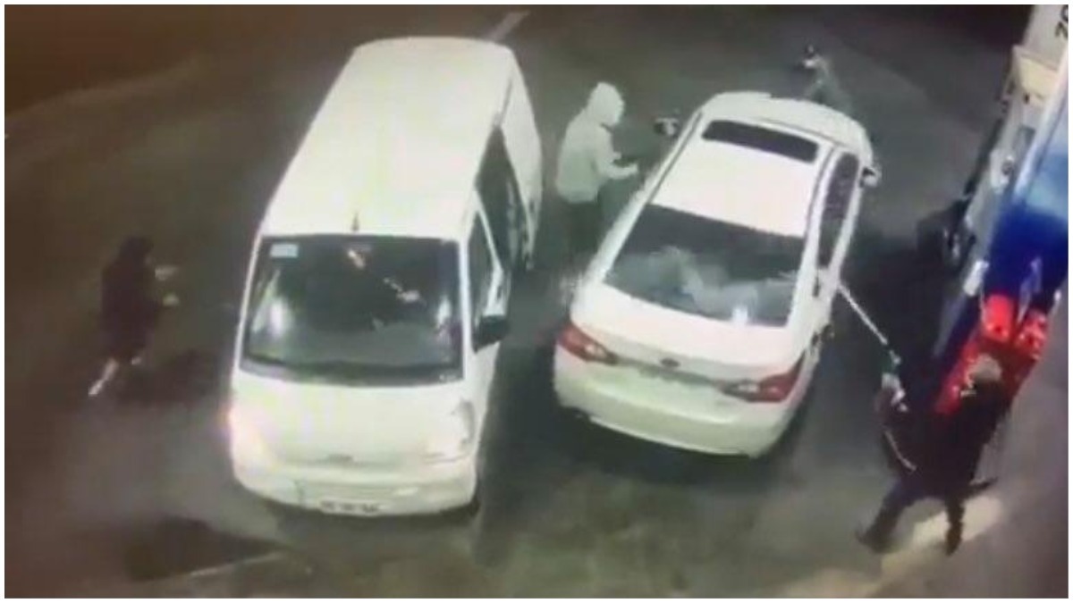 Homem joga gasolina em supostos assaltantes em posto