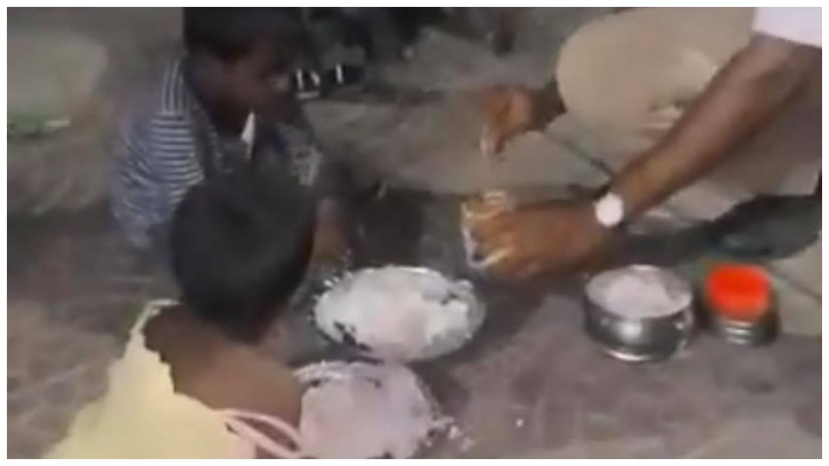 crianças recebem comida de polícia Índia