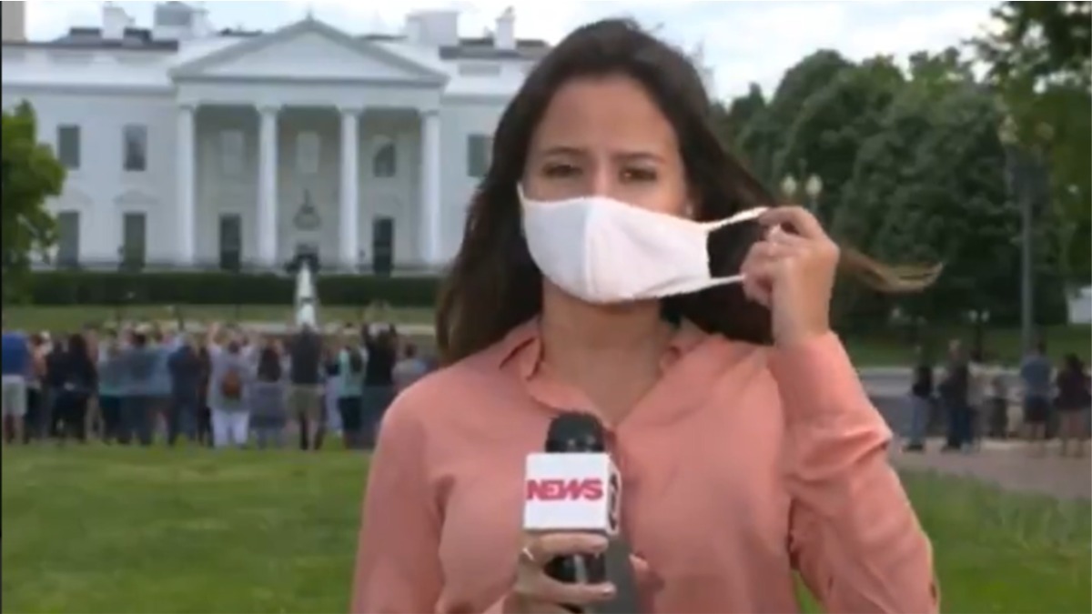 repórter-retirando-máscara