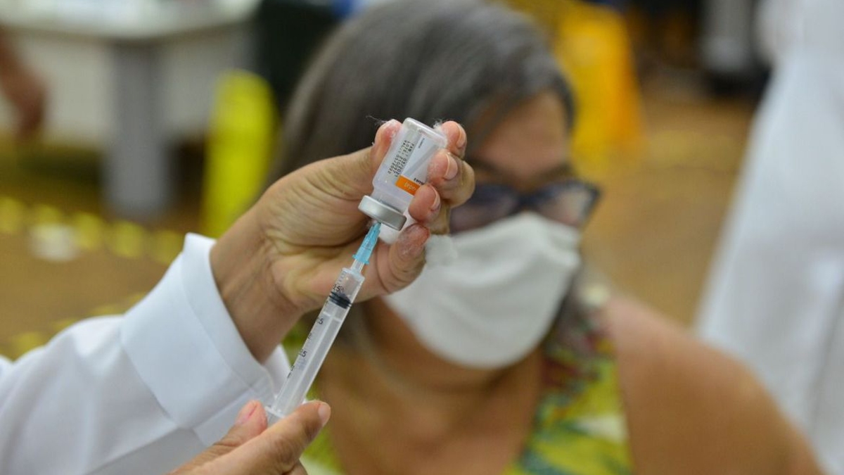 seringa sendo preparada para vacinação