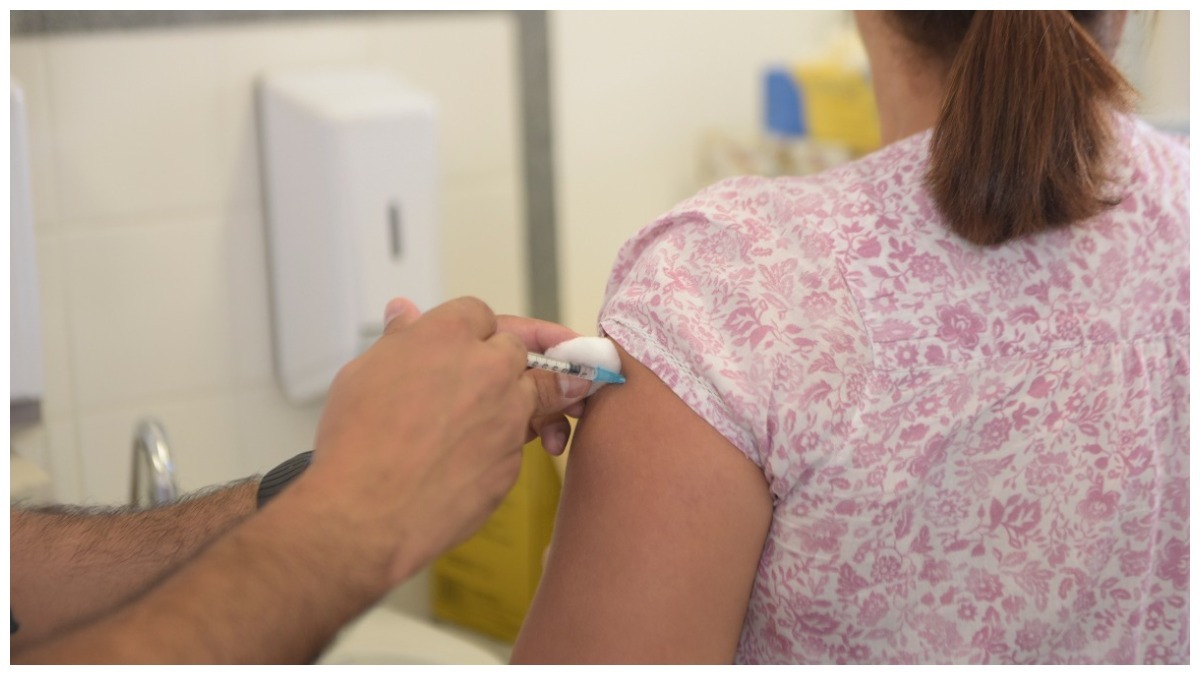 mulher sendo vacinada no braço