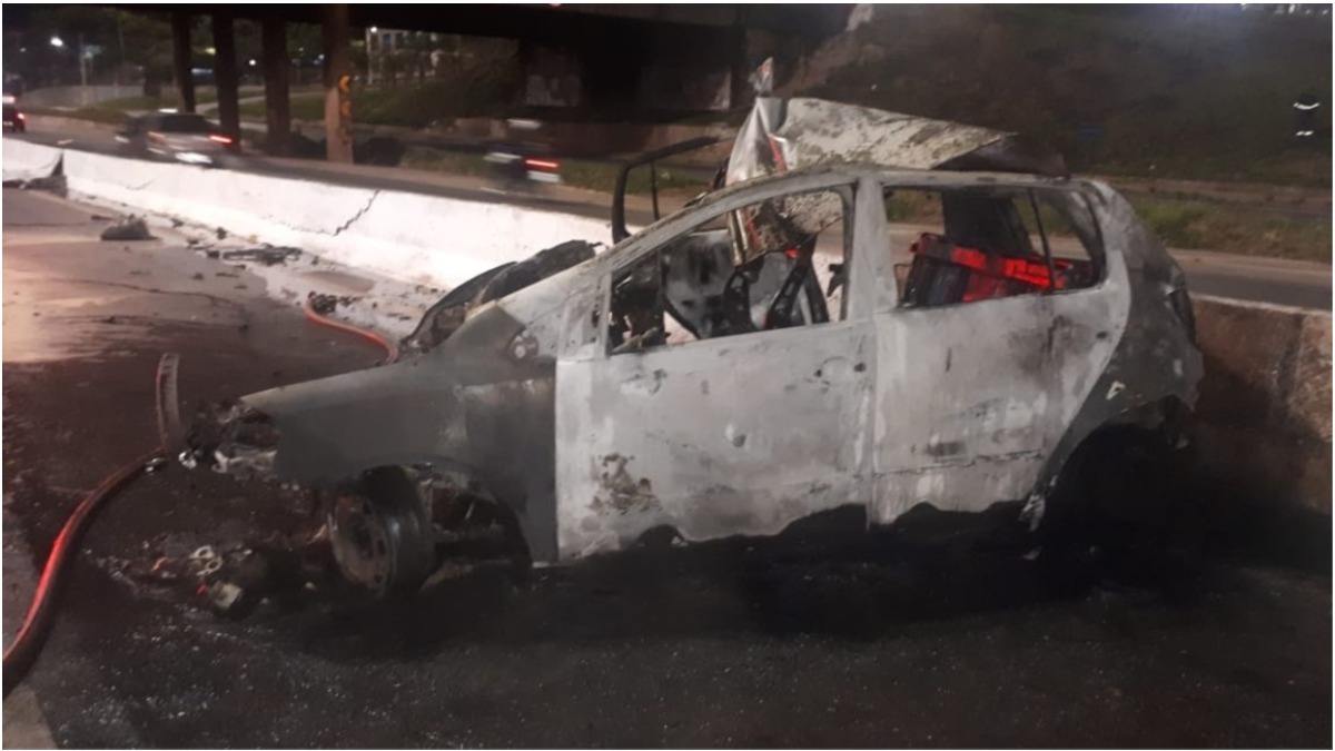 Carro pegou fogo no Anel Rodoviário