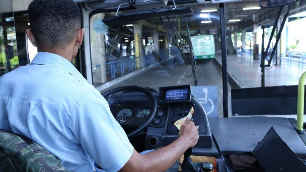 motorista cobrando passagem
