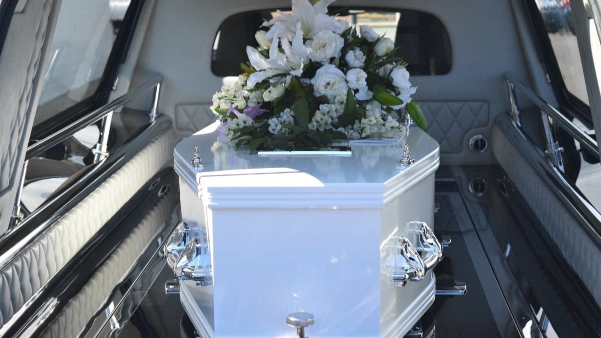 mulher escolhe quem vai ao funeral